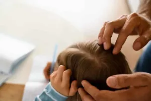 Kiedy z dzieckiem do trychologa? Objawy, których nie wolno lekceważyć
