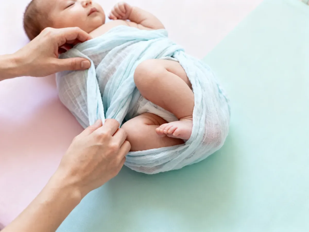 Delikatne otulanie noworodka w przewiewny muślinowy rożek